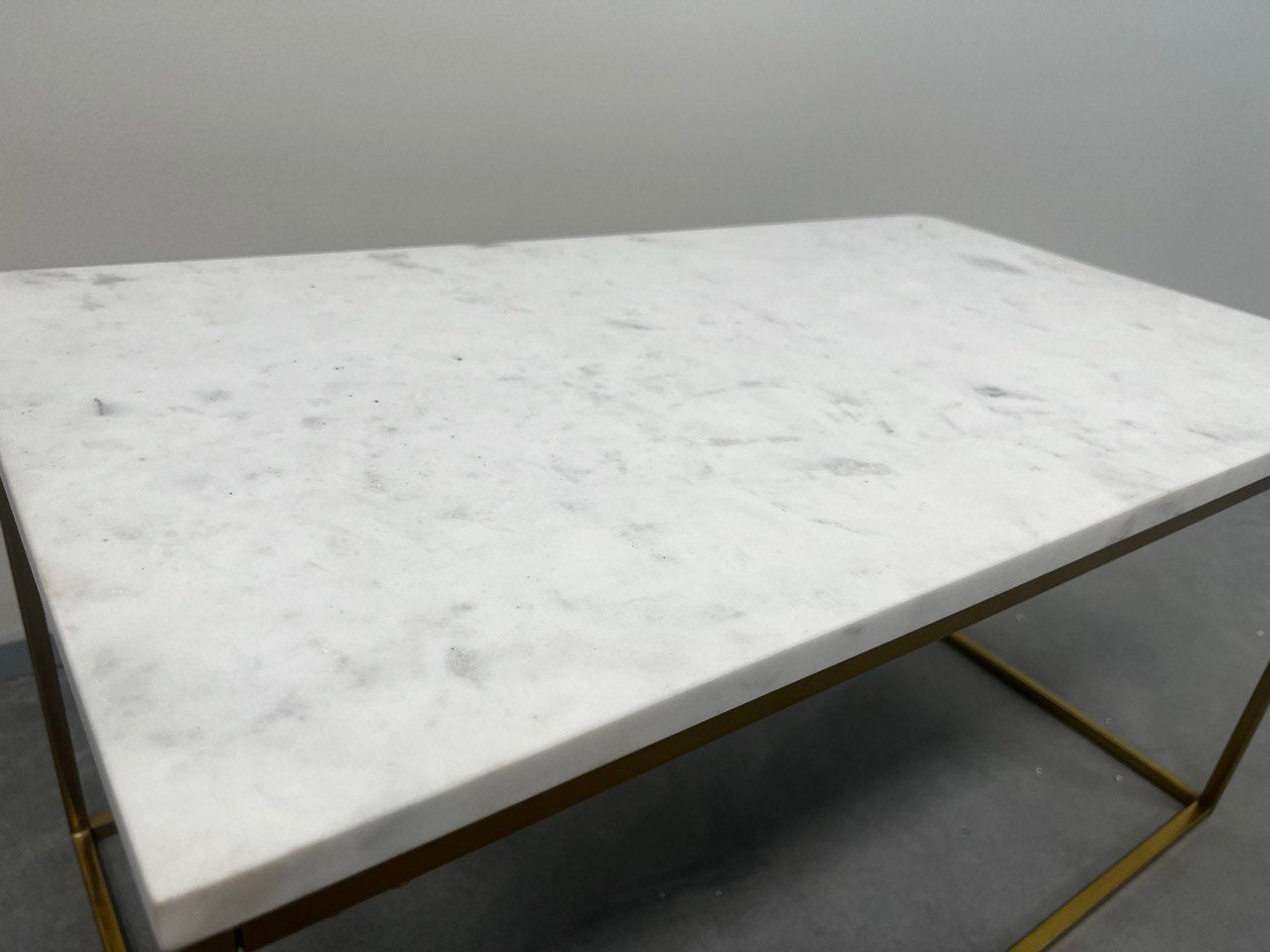 Diivanilaud marmorist lauaplaadiga "Alys" disain abilaud